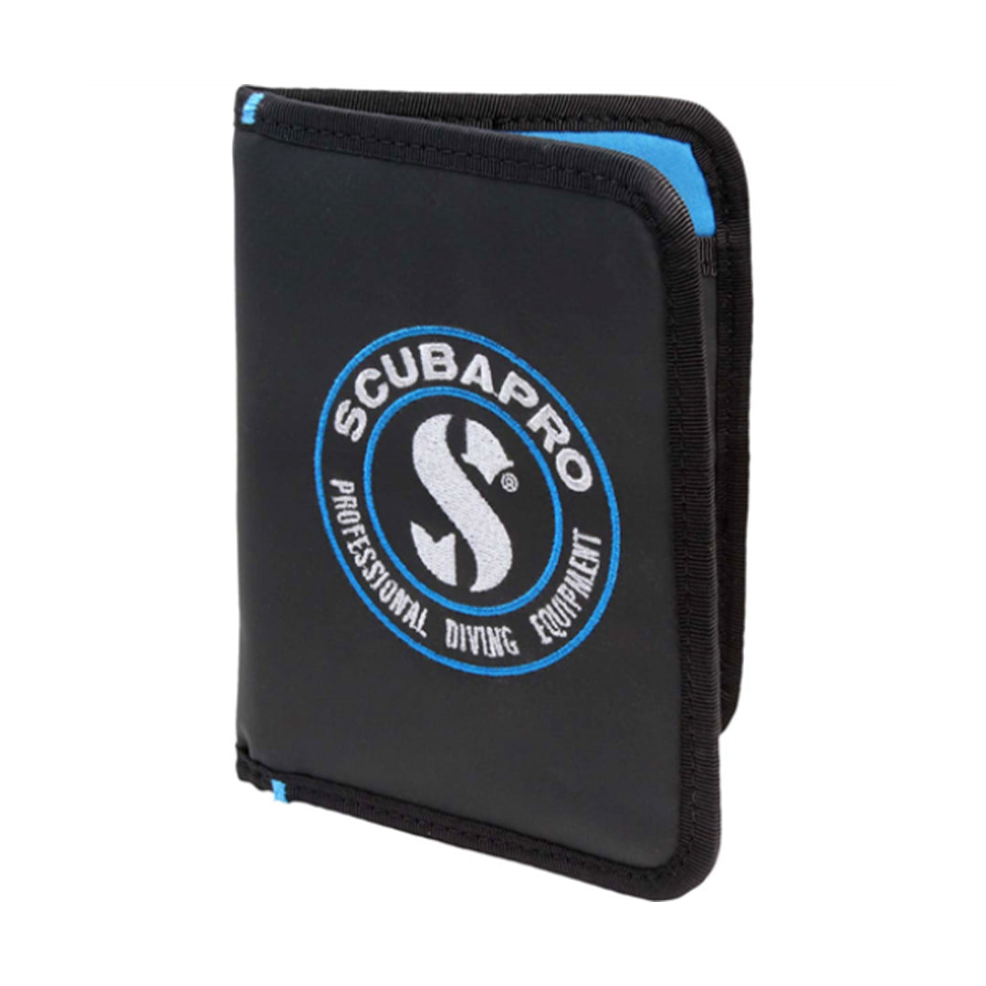 带潜水日志页的 SCUBAPRO 护照夹