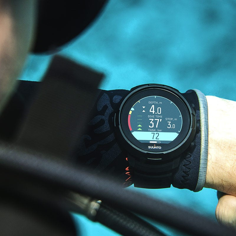 Suunto D5 潜水电脑,配有可选的 Tank Pod 和 AMX Teknology Protector