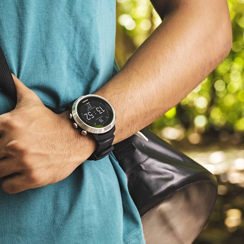 Suunto D5 潜水电脑,配有可选的 Tank Pod 和 AMX Teknology Protector