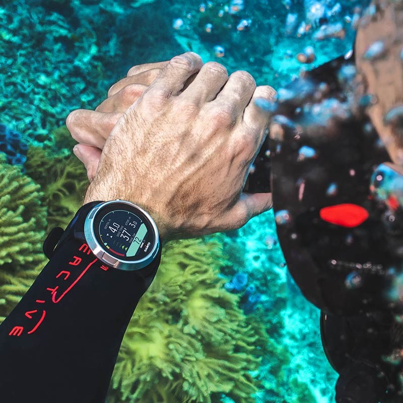 Suunto D5 潜水电脑,配有可选的 Tank Pod 和 AMX Teknology Protector