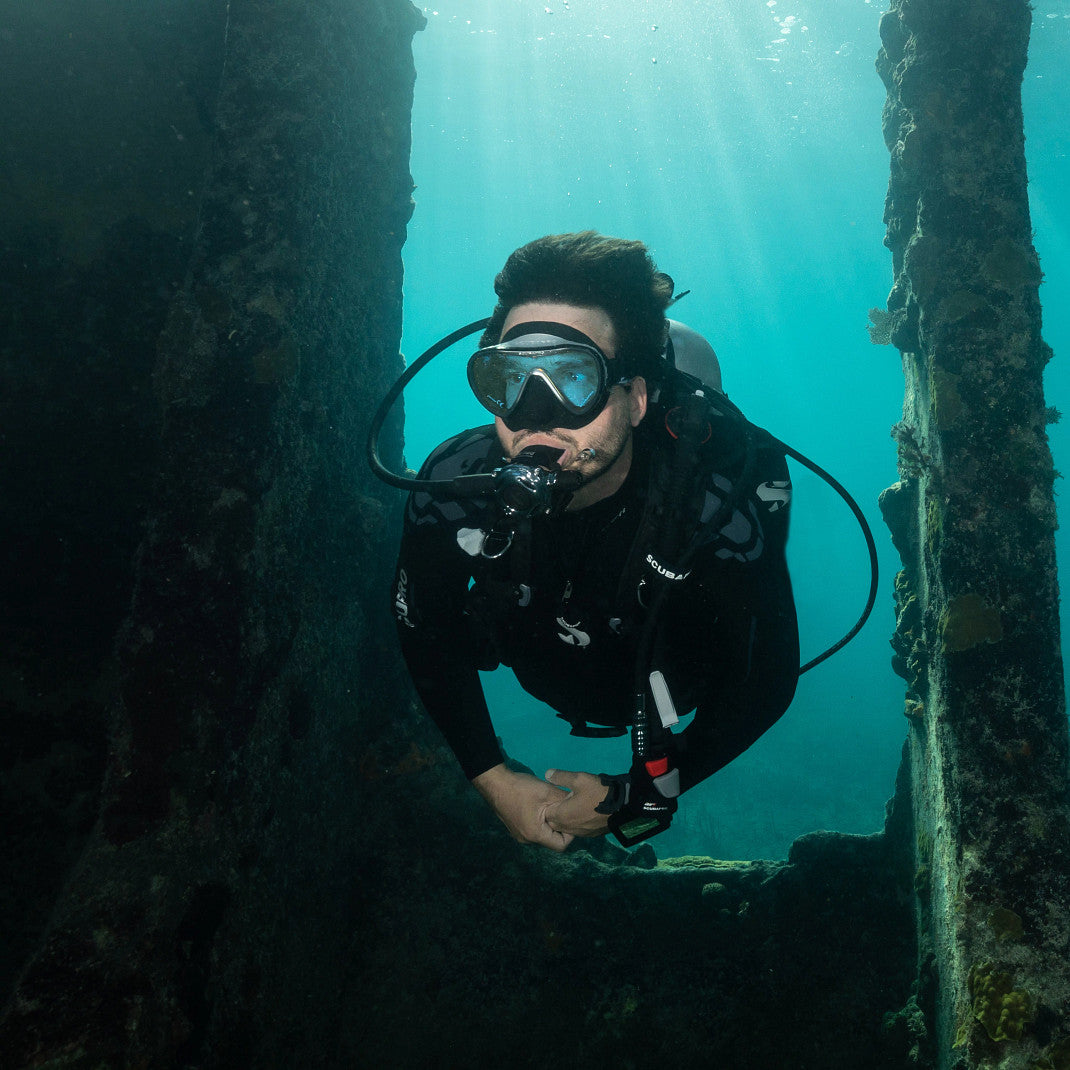 Diver using Scubapro MK19 EVO A700 regulator underwater
