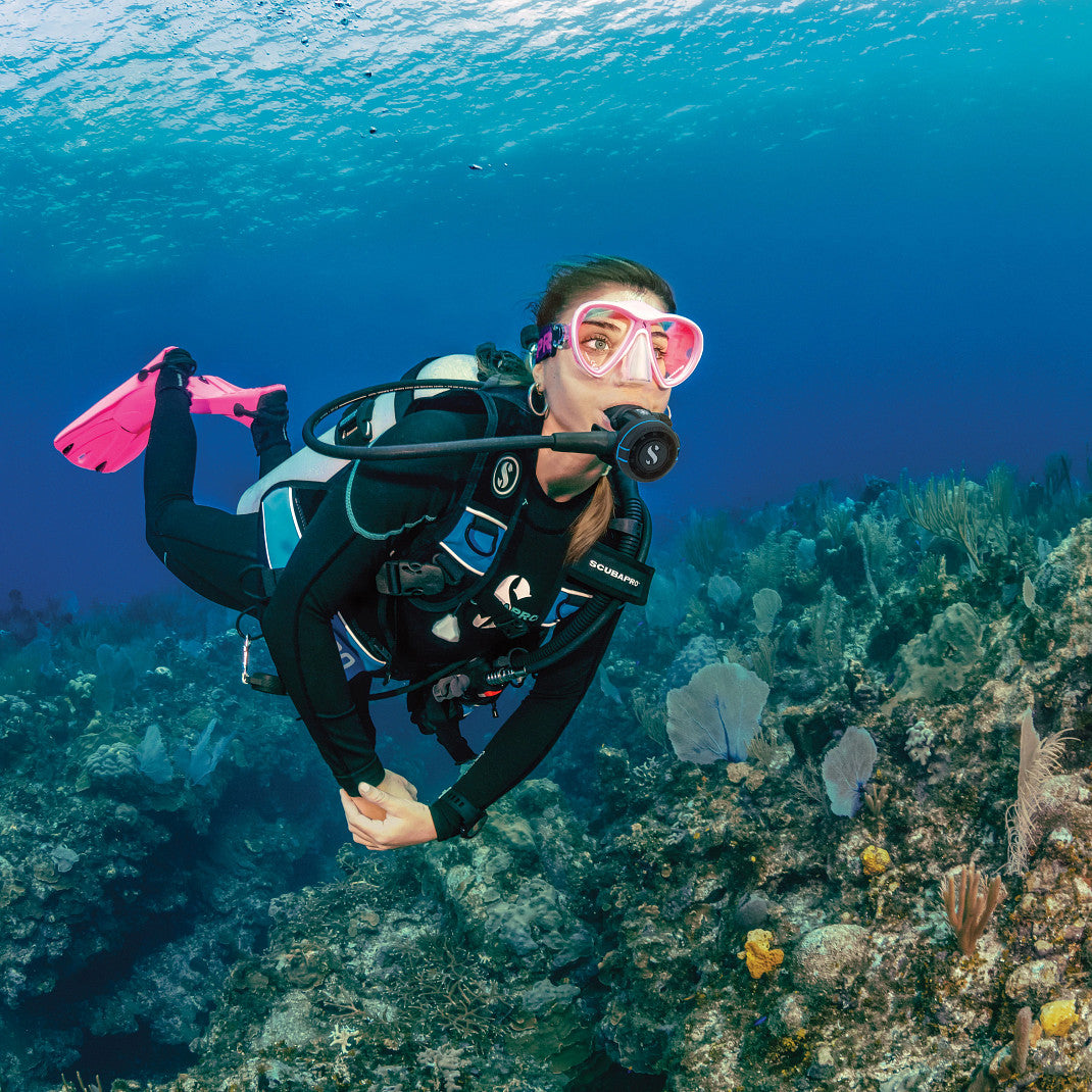 Diver using Scubapro MK2 EVO R105 regulator underwater
