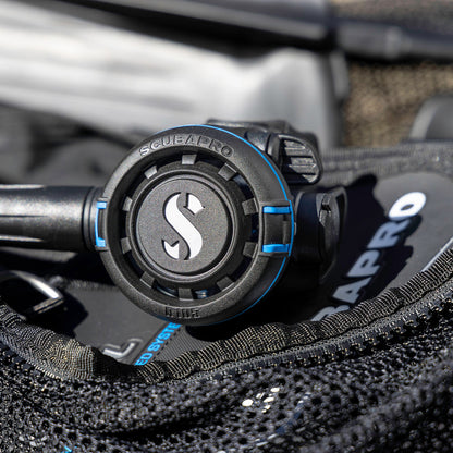 Diver using Scubapro MK2 EVO R105 regulator underwater
