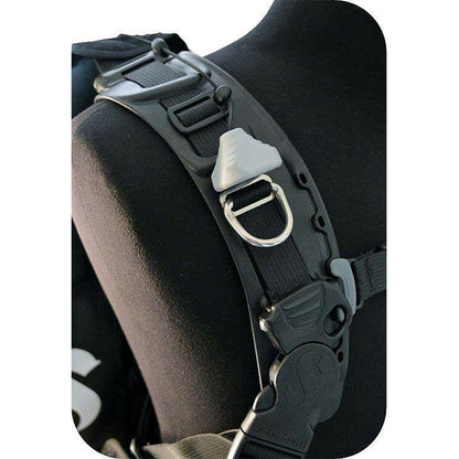 Close up of the articulated shoulder strap and D ring system
