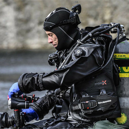Lifestyle image featuring the Hydros X during a dive session
